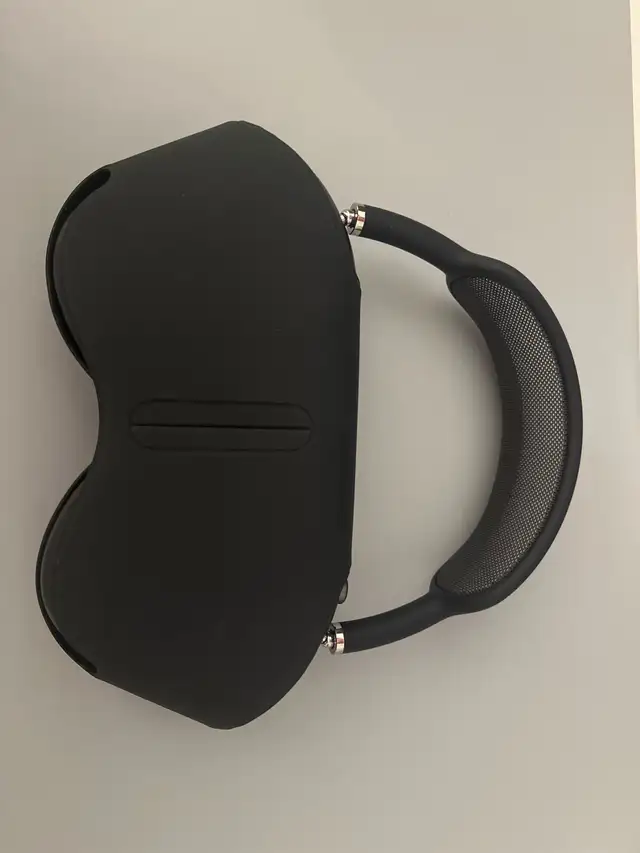 AirPod Max in Headphones in Vancouver - Image 3
