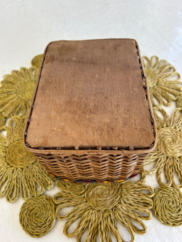 Vintage Fabric Lined Wicker Basket Box with Lid in Hobbies & Crafts in Winnipeg - Image 4