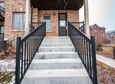 Luxury Living Near the Airport: 1 B 2 BA House