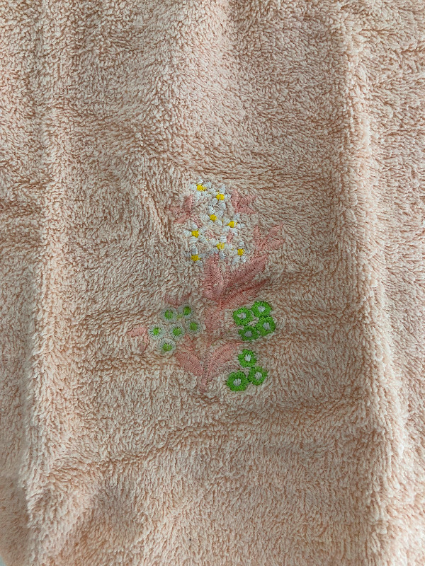 2-Piece Bath Towel Set - Apricot Colour with Flower Design in Bathwares in Markham / York Region - Image 3