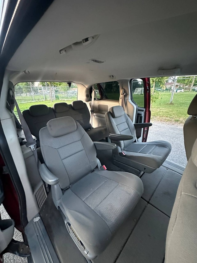 2010 Dodge Grand Caravan — photo 5