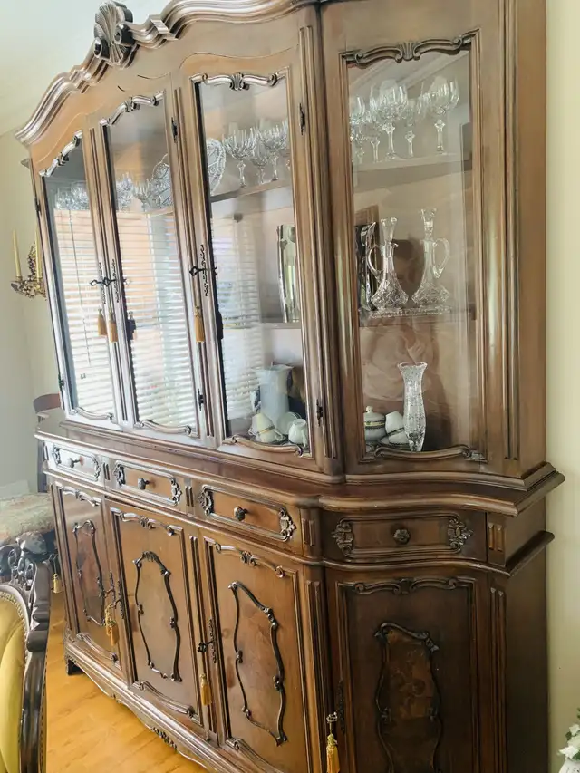 6 Piece Dining Room Set with Hutch – Solid Walnut (Believed) in Dining Tables & Sets in City of Toronto - Image 3