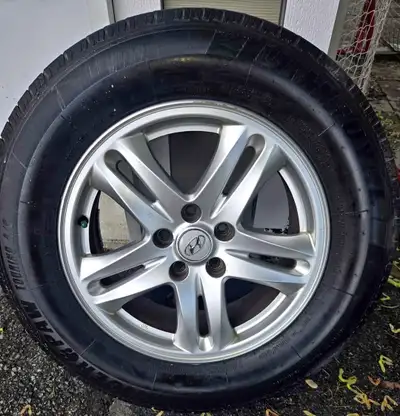4 Original Hyundai mags 17" With summer tires Selling many for the mags Tires are to give away Only...