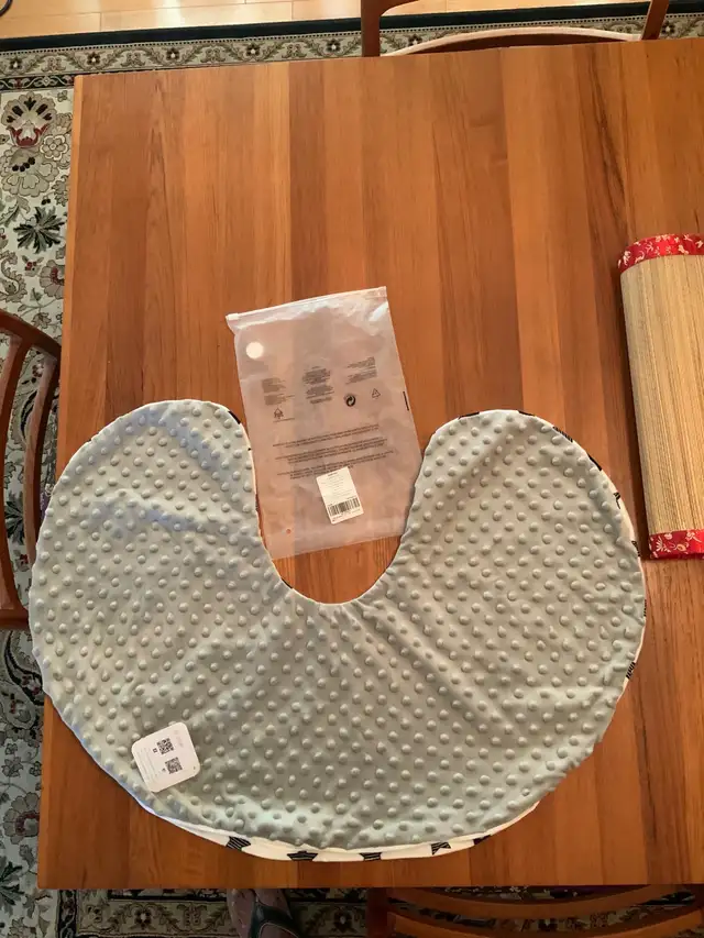 Breast feeding nursing pillow cover - New in Feeding & High Chairs in Mississauga / Peel Region - Image 3