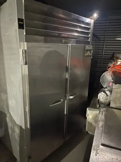 This used Traulsen commercial refrigerator is ready to keep your goods cool and fresh with its impre...