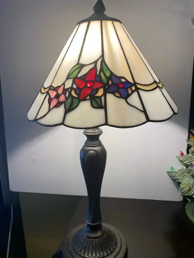21” tall 12” shade diameter 2 cracks (hardly noticeable) please see pics