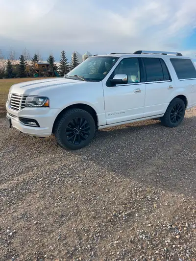 2017 Lincoln Navigator 4x4 Power running boards Sun roof All options you would expect in a Lincoln A...