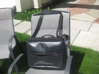 Executive shoulder or carrying handle computer bag with many compartments.