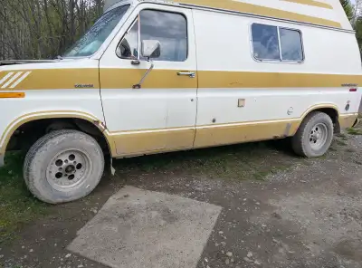 1977 Ford Econoline 150 Camper Van 351 Windsor Small block Runs and drives and has a couple of issue...