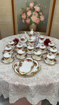 Serving for 12 persons- Old Country Roses Royal Albert England B