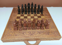 Jeux d'échec et de backgammon en bois sculpté.