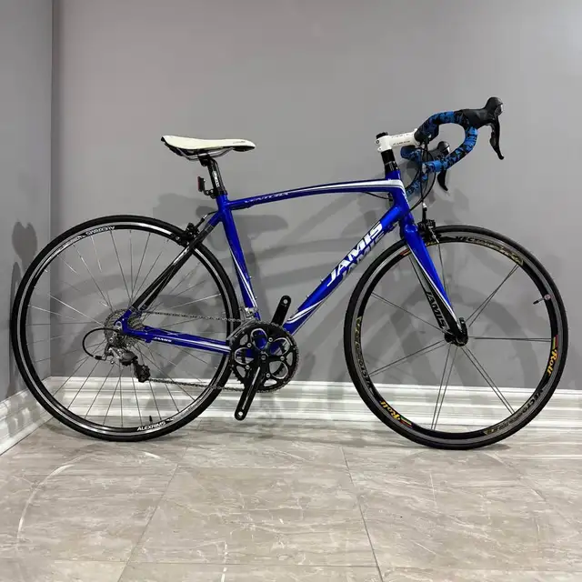 Jamis Ventura Road Bike with Shimano 105 [Size Medium 54CM] in Road in Mississauga / Peel Region - Image 2