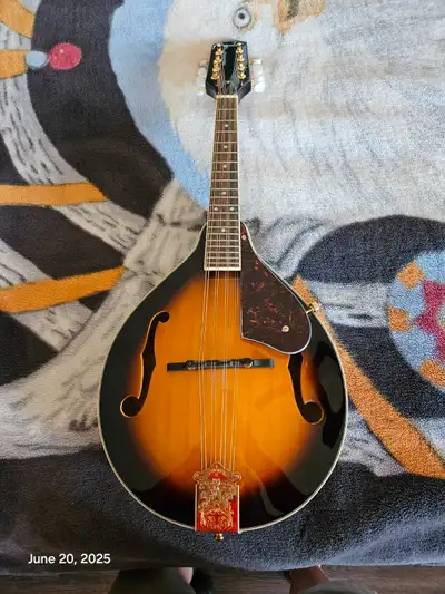 Beautiful Fender FM53S Mandolin, View more