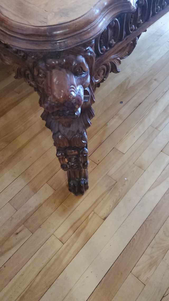 Antique dining room table with lion design/ table de salle à man dans Mobilier de salle à manger et cuisine  à Ville de Montréal - Image 3
