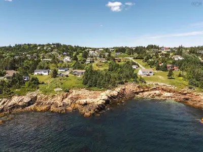 Share Accommodations, 1 small bedroom, quite a bit of storage. Waterfrontage. includes wifi, bar fri...