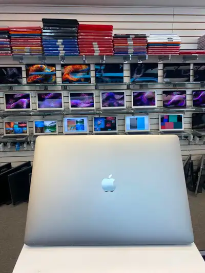 Apple MacBook Pro 15 Inch Comme neuf, View more