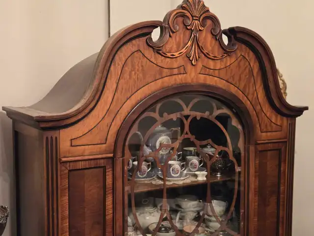 1915 Sideboard and china cabinet in Dining Tables & Sets in Petawawa - Image 11