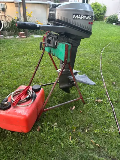 Moteur hors-bord mariner même que Mercury 15 hp pied court 2 temps fonctionne très bien avec réservo...