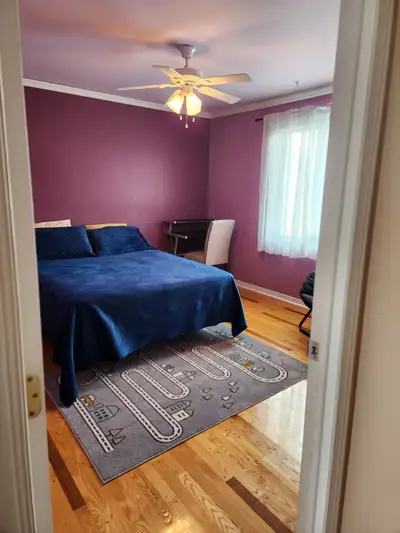 Belle grande chambre à louer dans une maison de quatre chambres à St-Hubert, dans une quartier tranq...