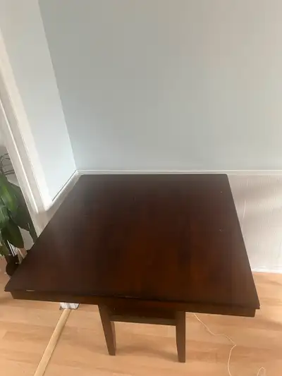 High top Dinning table. No dents, looks like new. Length 40 inches Width 40 inches Height 36 inches...