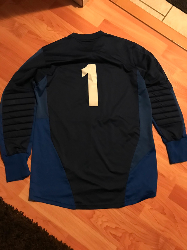 Medium soccer Goaltender /keeper jersey in Soccer in Edmonton