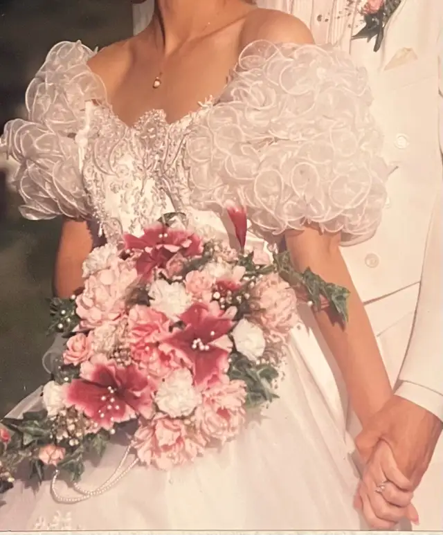 Vintage Wedding Dress & Veil in Wedding in Sarnia - Image 8