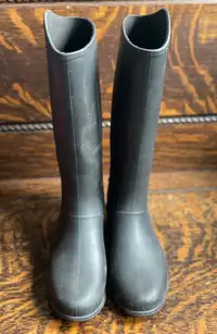 Kids equestrian horse riding boots. 