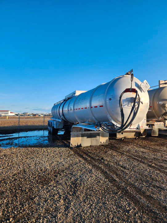 2012 38m3 Heil tanker in Heavy Equipment in Grande Prairie - Image 2
