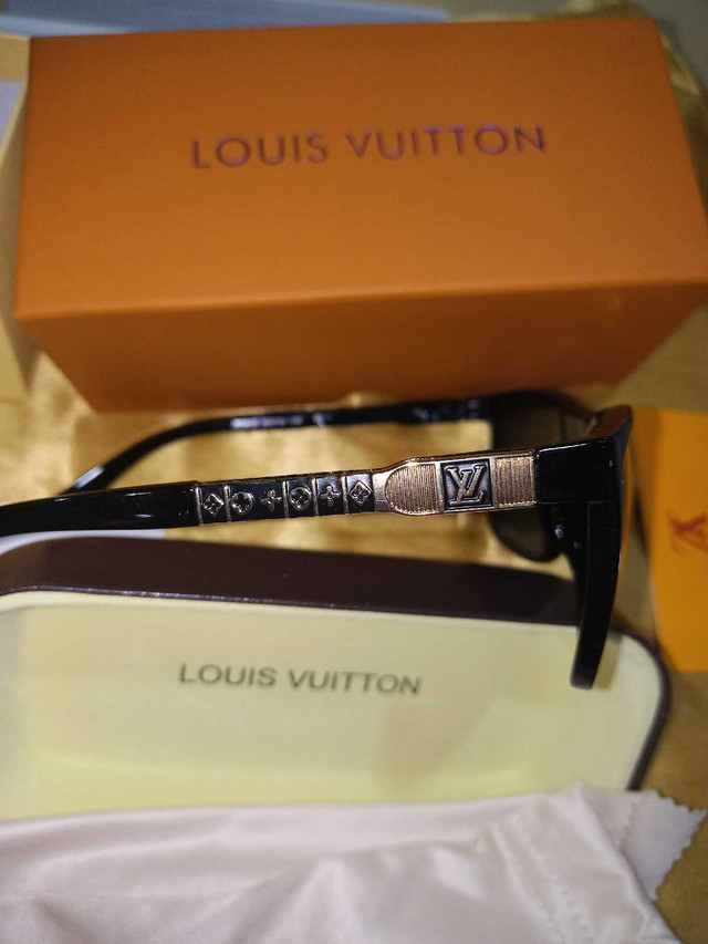 Louis Vuitton sunglasses new with box .dust bag dans Art et objets de collection  à Ville de Montréal - Image 4