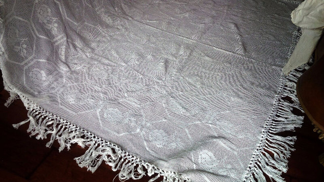 Beautiful Vintage Large Crocheted or Tatted Bedspread in Bedding in Stratford - Image 2