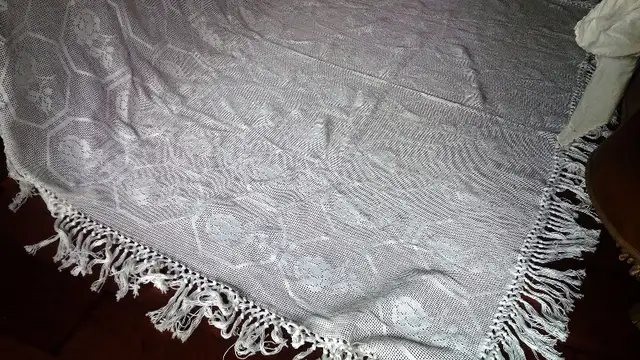 Beautiful Vintage Large Crocheted or Tatted Bedspread in Bedding in Stratford - Image 3