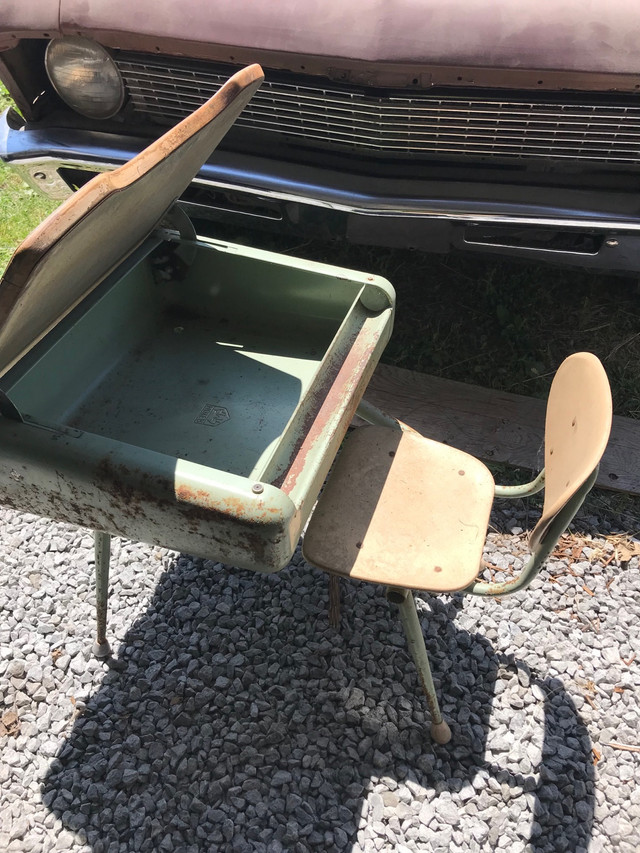 Kids vintage desk in Arts & Collectibles in Kawartha Lakes - Image 2