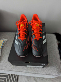 Adidas soccer cleats 9.5US