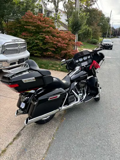 35,900 kms Vivid Black - Nano Coated, no paint swirls Engine Twin-Cooled™ Milwaukee-Eight® 107 Displ...