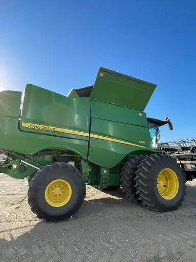 2017 John Deere S680 - 615p header included - 650 duals, 750 rears - Powerfold hopper, prodrive, act...