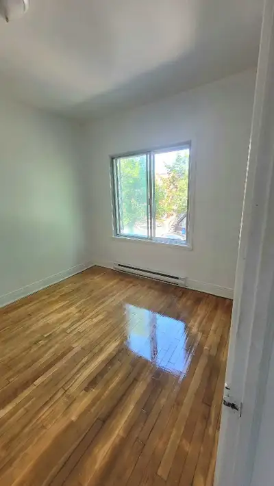 2 private bedrooms available for rent inside of a recently renovated 3 bedrooms apartment. Window an...
