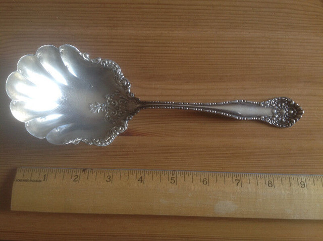ANTIQUE WM. ROGERS ORNATE PATTERN -BERRY/CASSEROLE SERVING SPOON in Arts & Collectibles in Thunder Bay