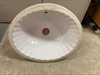 Porcelain undercounter sink with retro shell design