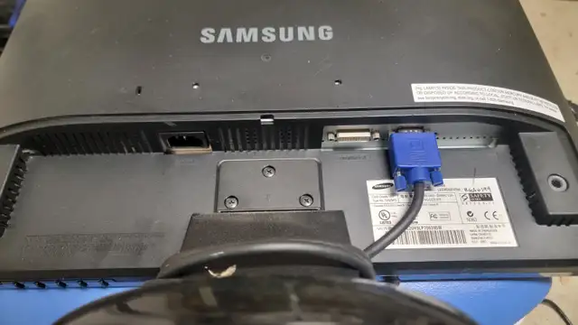 Samsung SyncMaster 206BW 20-inch LCD Monitor in Monitors in Oshawa / Durham Region - Image 4