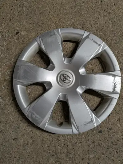 scuffed but the attachment mechanism still works well. Toyota Camry 16" Wheel Cover Rim