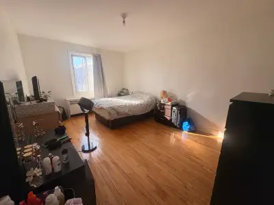 +charges (internet, hydro et assurances = 125$/mois) L’appartement serait disponible du 1 septembre...
