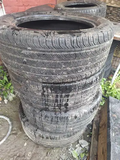 Je vends cet ensemble de quatre pneus Continental ProContact de dimensions 235/50R18. Ces pneus sont...