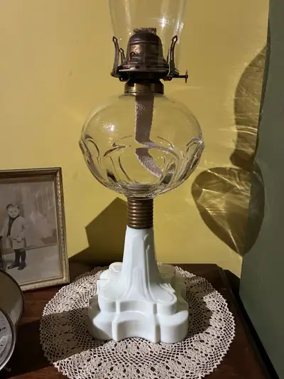 lampe à l’huile antique Atterbury de 1860-70s  opaline manganèse, View more
