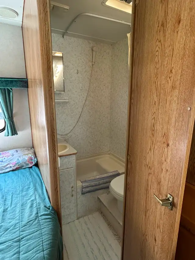 SOLD 1998 Ford E-350 Slumber Queen Motorhome in RVs & Motorhomes in Revelstoke - Image 8
