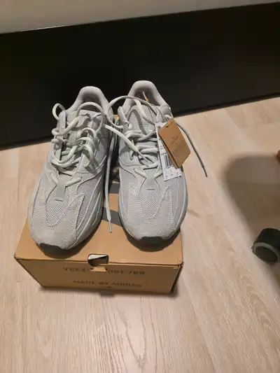 Selling Yeezy Boost 700 Salt size 8.5, View more