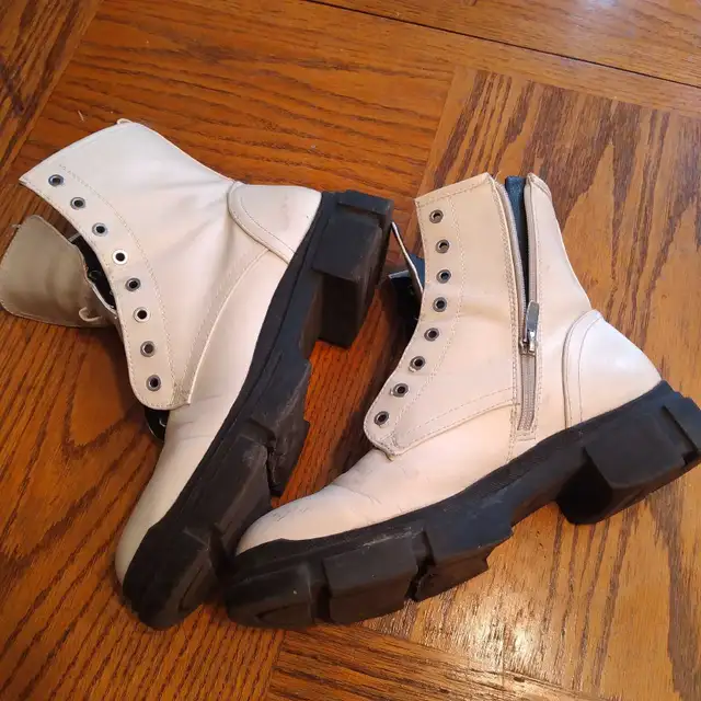 NINE WEST WHITE BOOTS SIZE 9M $5 in Women's - Shoes in City of Toronto - Image 7