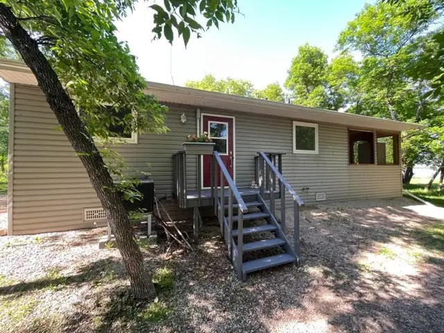 Lake Manitoba Narrows lakefront home/cottage in Houses for Sale in Winnipeg - Image 2