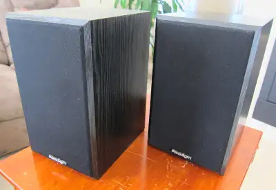 MADE IN CANADA; NICE, WORK AND SOUND LIKE NEW; IMPRESSIVE CLARITY OF SOUND! Clean pair, dust-free, s...