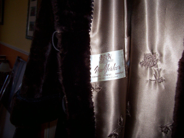 Dworkin Sheepskin Fur Coat / Manteau de fourrure en mouton dans Femmes - Hauts et vêtements d'extérieur  à Ville de Montréal - Image 3