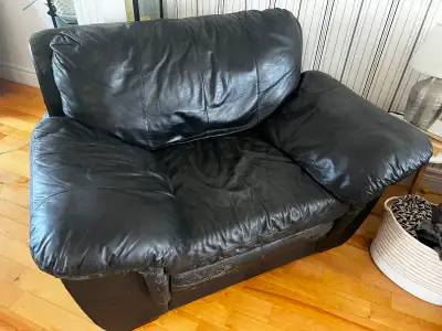 Ens. de divans en cuir (3) – 250 $ / Leather Couches (3) – 250 $, View more